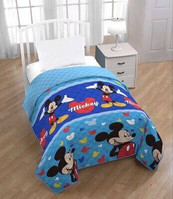 Colcha Mickey Mouse Aventuras - Revive la magia de Disney con esta colcha de Mickey Mouse, un añadido alegre y colorido a cualquier habitación infantil.- Envío Gratis en Mercatienda.es
