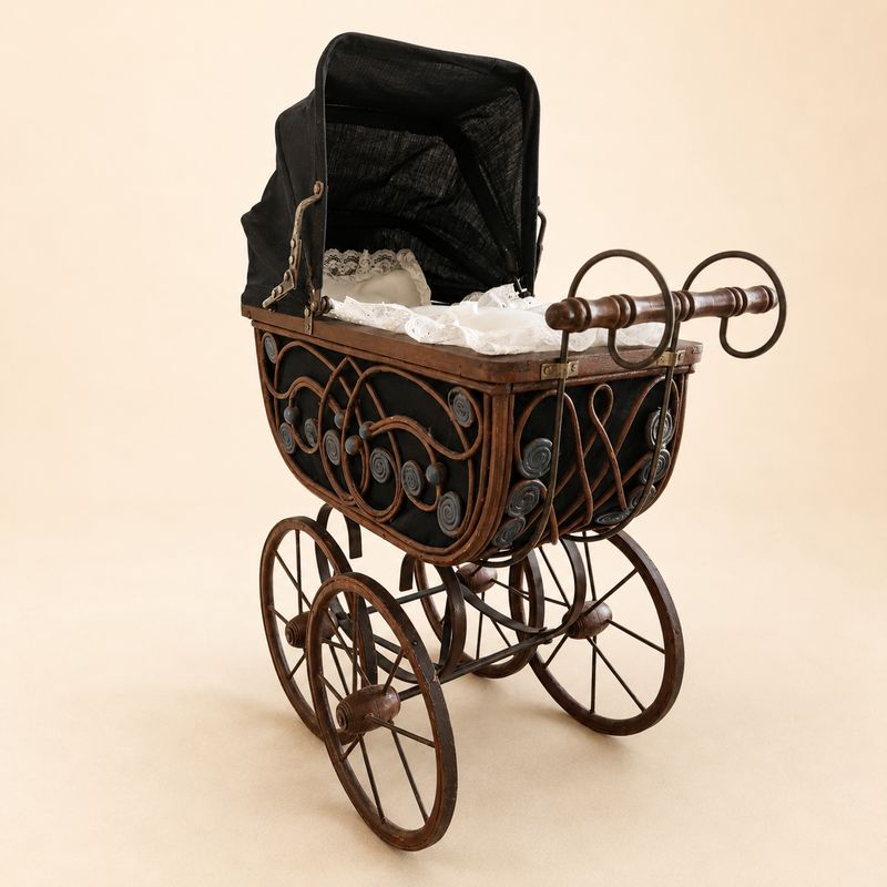 Nostalgie-Puppenwagen im antik-viktorianischen Stil – Deko-Korbwagen mit Holzrädern & Stoffverdeck (Vintage-Reproduktion)