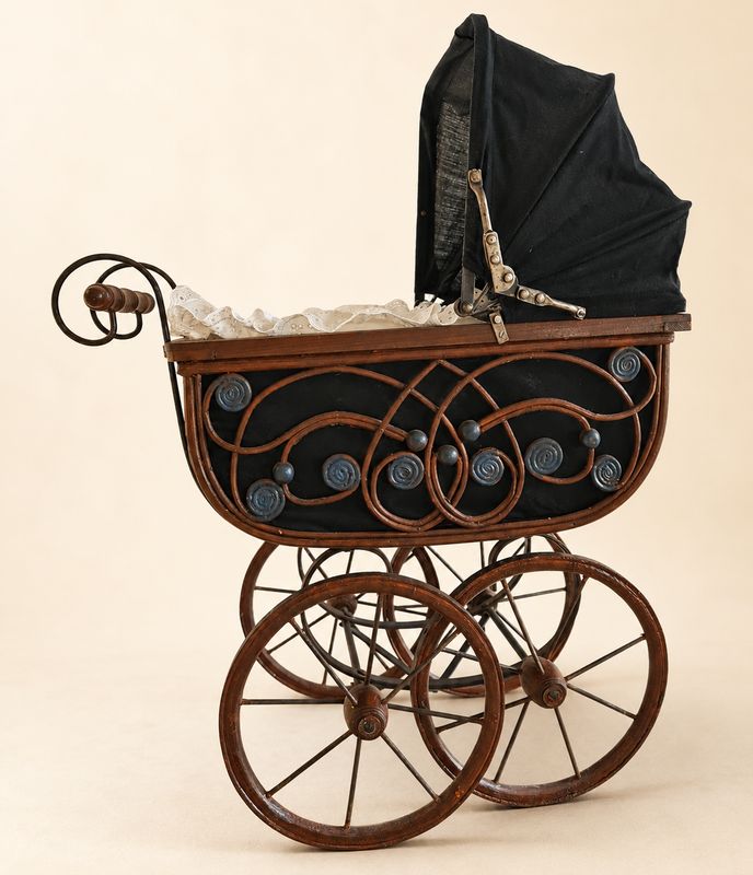 Nostalgie-Puppenwagen im antik-viktorianischen Stil – Deko-Korbwagen mit Holzrädern & Stoffverdeck (Vintage-Reproduktion)