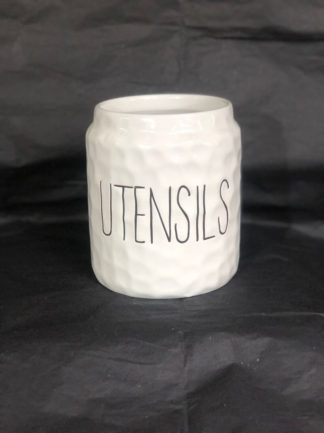 Utensils container