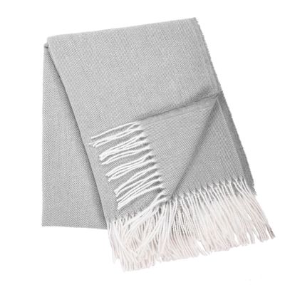 Plaid con frange 130 x 170 cm Grigio Chiaro - Tirolix