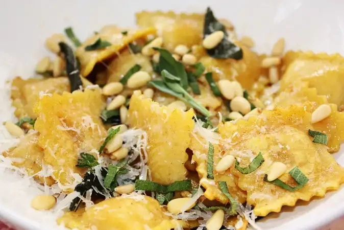 Spinach and ricotta ravioli (v)