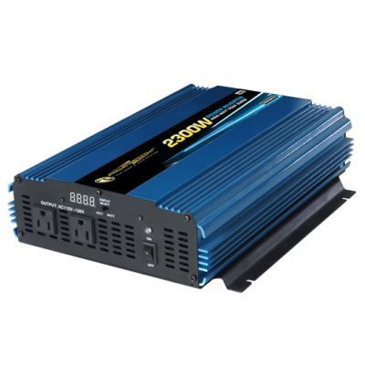 Onduleur sinus modifié 12V 2300W de PowerBright. Deux prises 110 Vca. Se branche directement à une batterie 12 volts cc. Afficheur DEL.