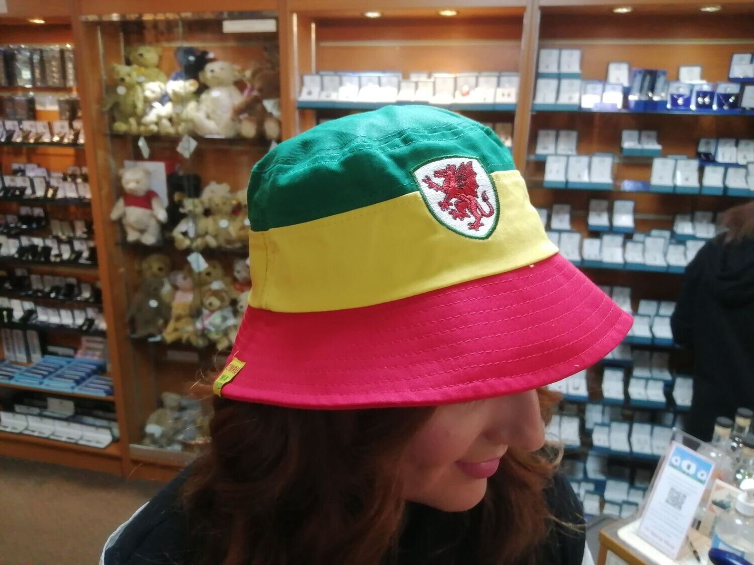 Yma O Hyd Bucket Hat