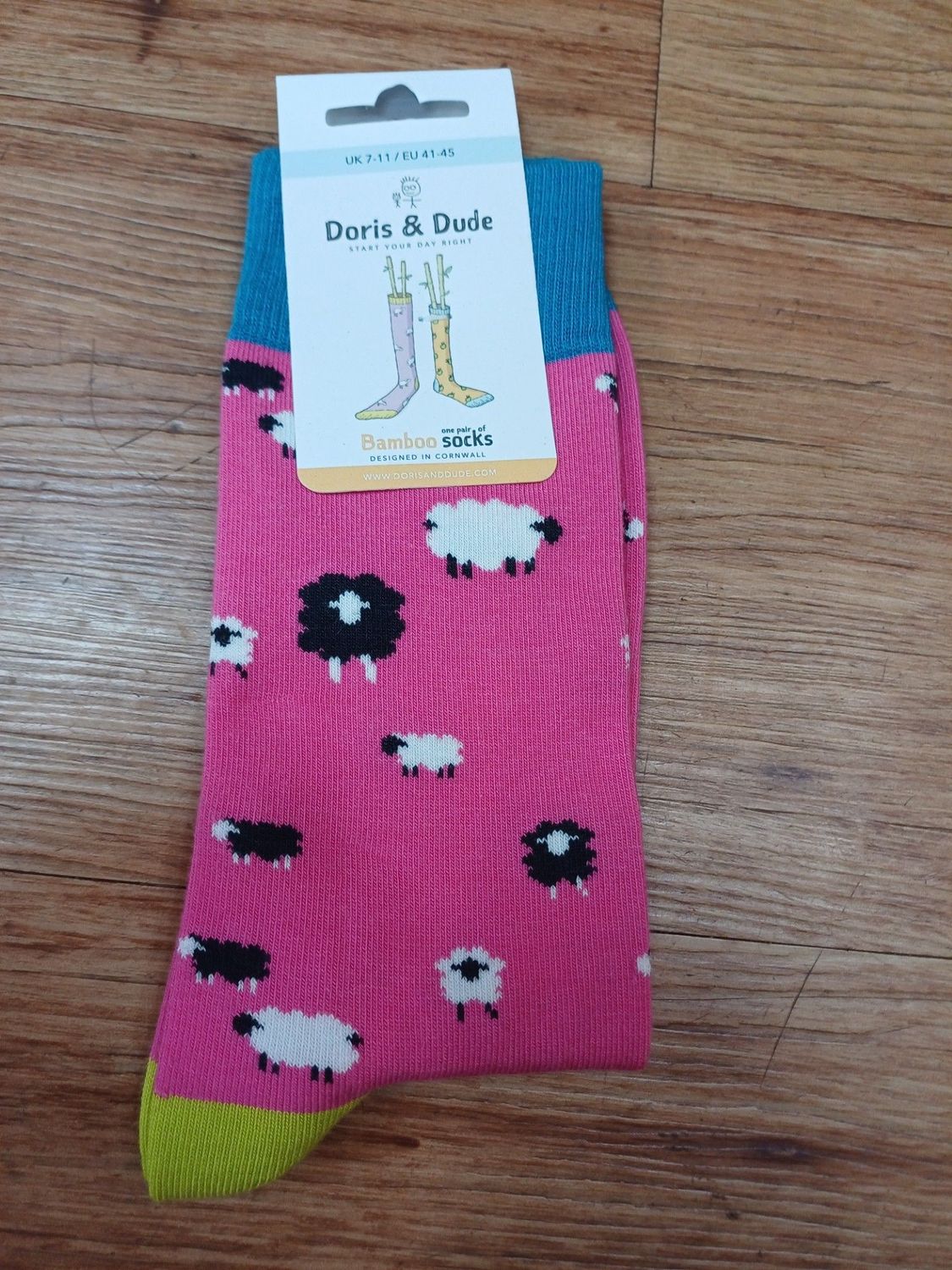 Bamboo Novelty Socks - Mens' 7-11, Design: Sheep on Pink