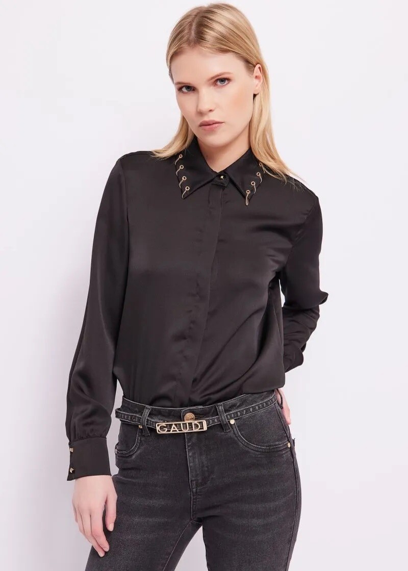 Camisa raso detalle cadena en cuello