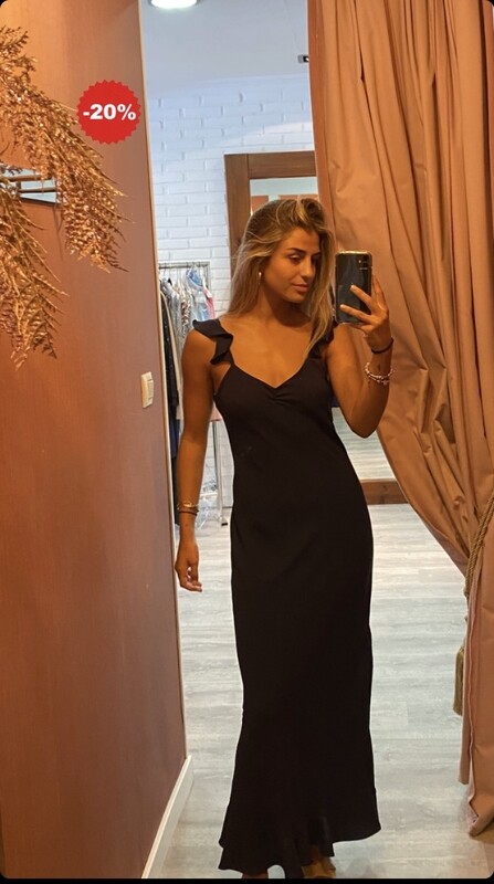 Vestido largo negro en punto con un toque de brillo en pecho y escote en espalda no marca super favorecedor