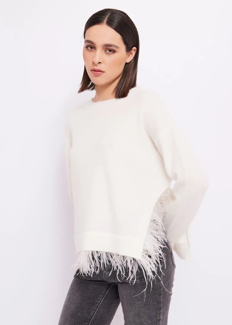 Jersey blanco bajo plumas