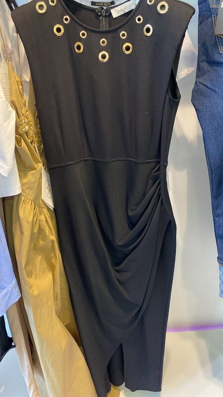 Vestido midi negro tupino hombreras y ojales en escote