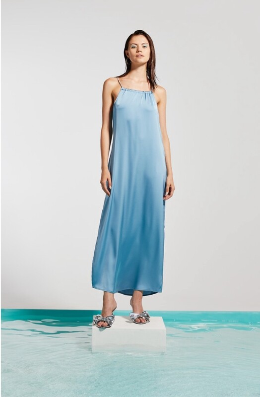Vestido raso cielo cuello halter cadena bajo abertura