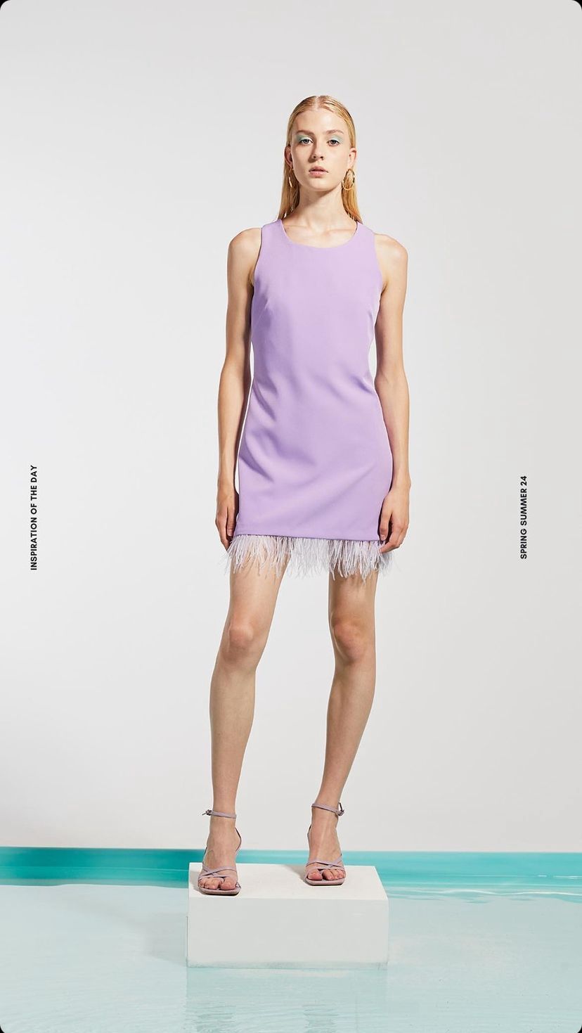 Vestido corto malva detalle plumas bajo