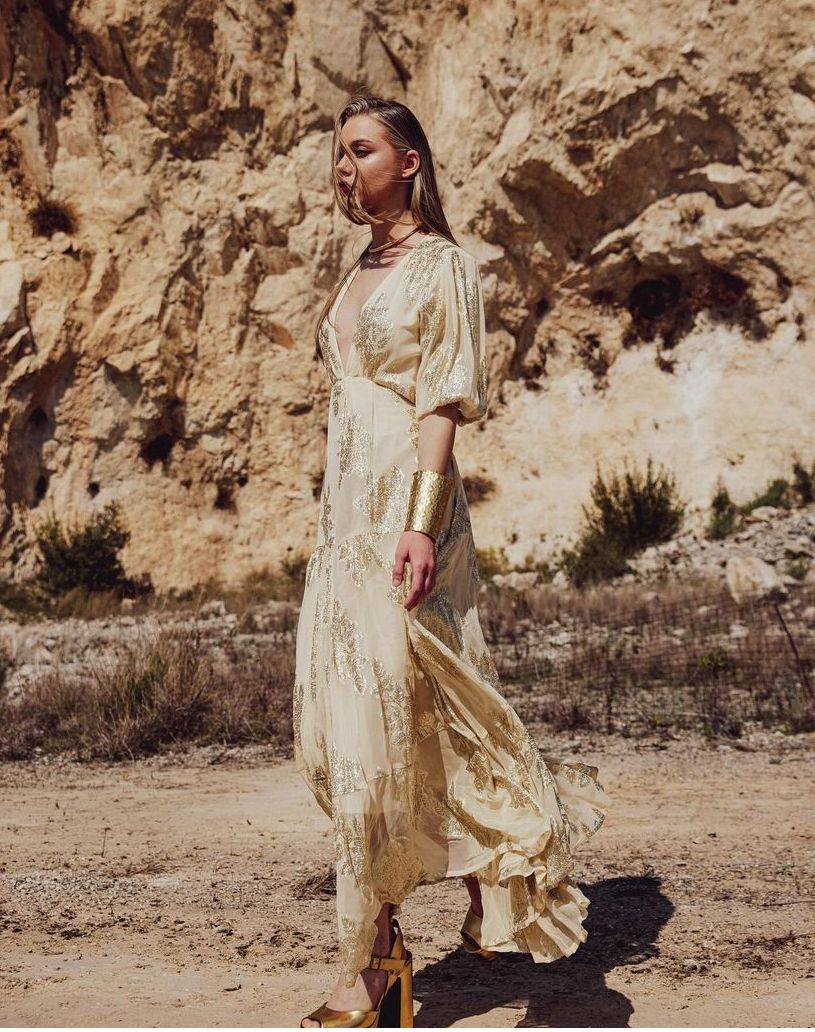 Vestido fluido amarillo detalle oro