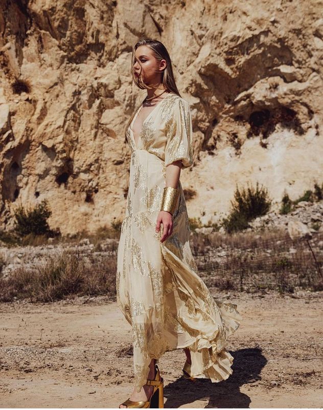 Vestido fluido amarillo detalle oro