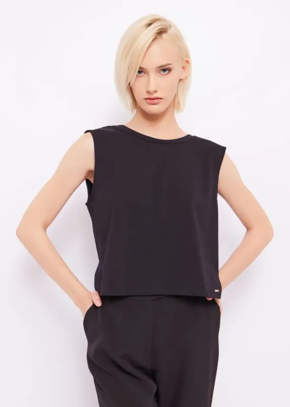 Camiseta negra tirante ancho collar oro pico en espalda