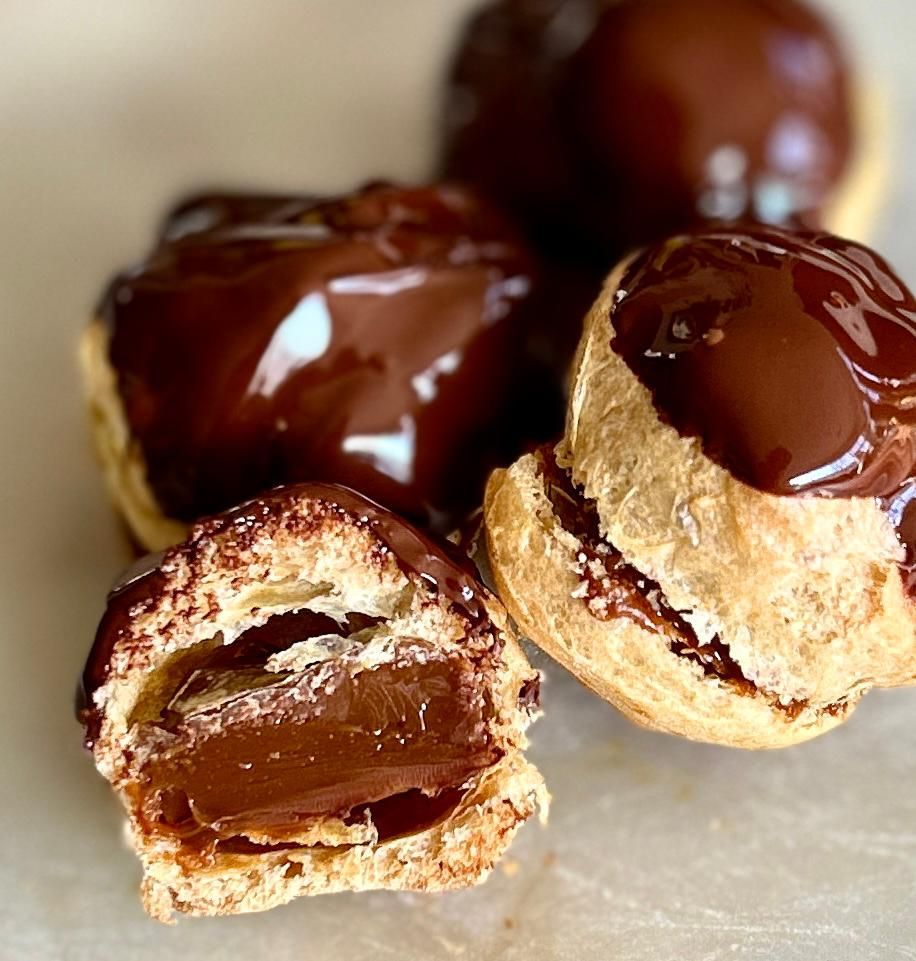 PROFITEROLS WITH DULCE DE LECHE (6 Units)