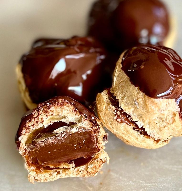 PROFITEROLS WITH DULCE DE LECHE (6 Units)
