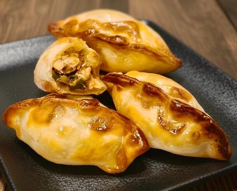 SNACK 3 FLAVORS EMPANADAS - Argentinian Beef (4 UNITS) + Chicken (4 UNITS) + Tuna (4 UNITS)