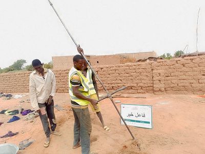 بئر سطحي في أفريقيا ( بنين ) بمضخة صغيرة