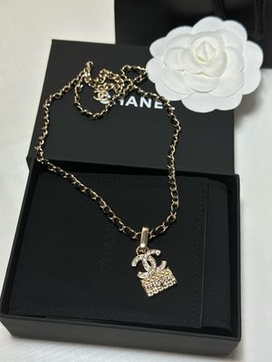 Collana borsetta rigida 
