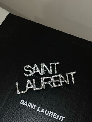 Spilla saint scritta 