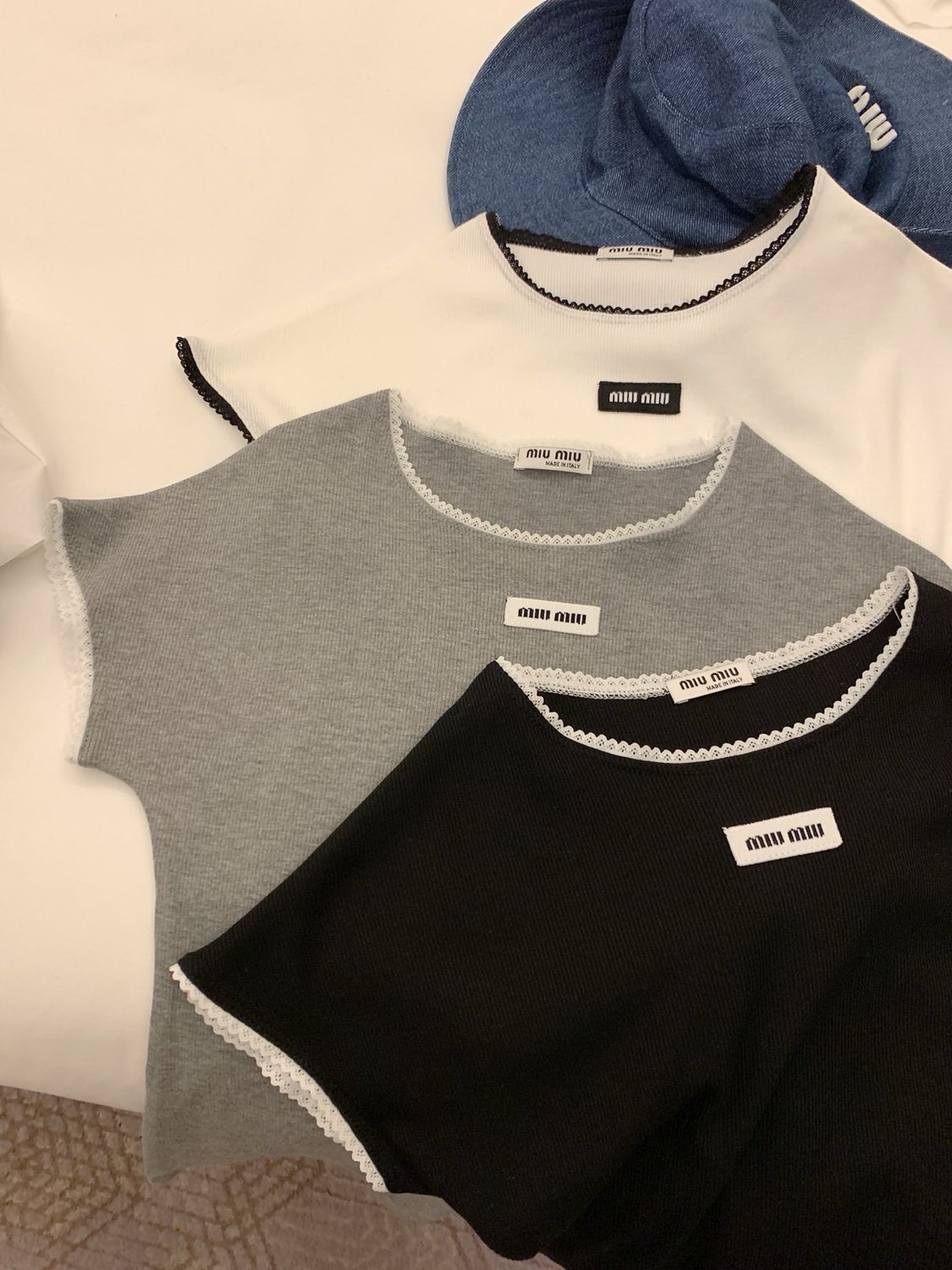 T-shirt miu ricamo