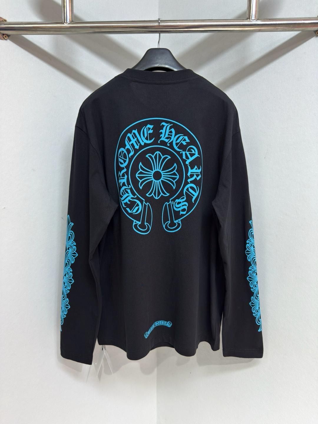 Maglia nera e blu
