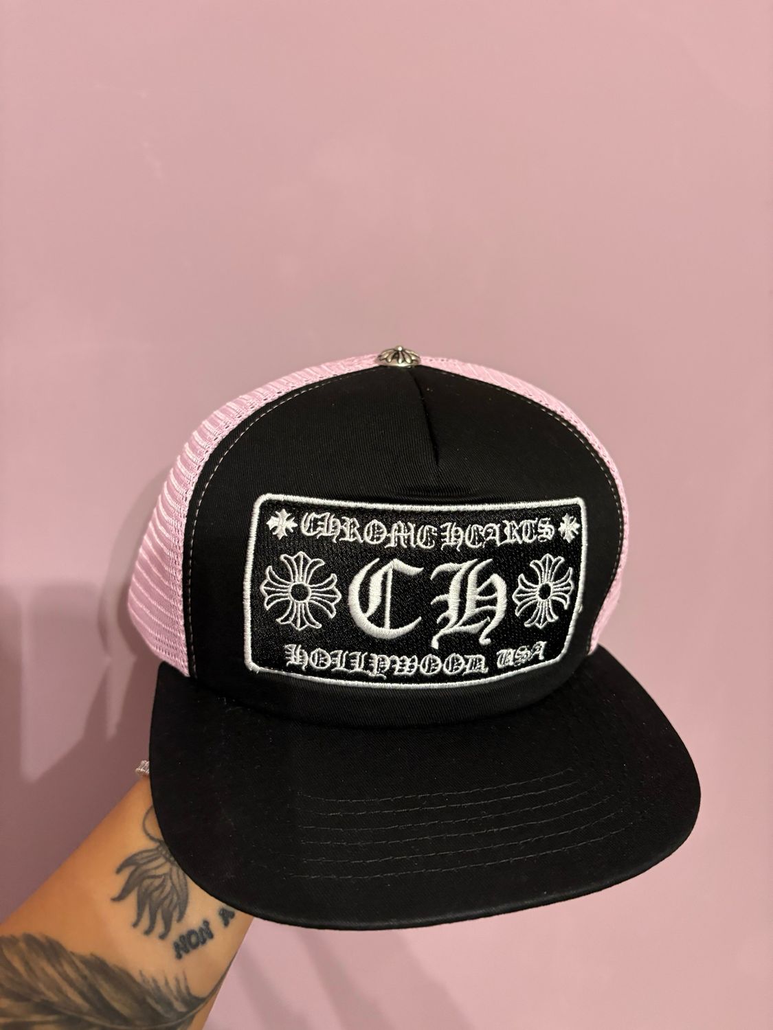 Cappello nero ed rete rosa