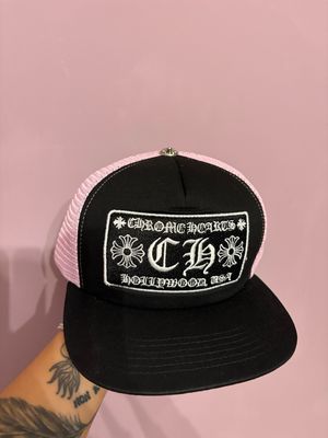 Cappello nero ed rete rosa