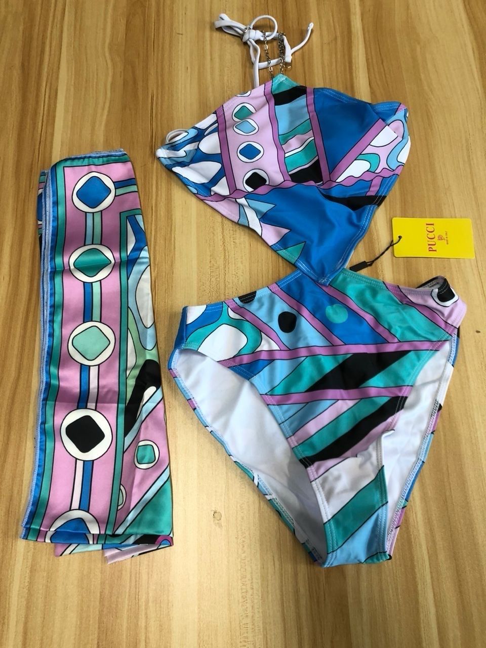 Costume e foulard 