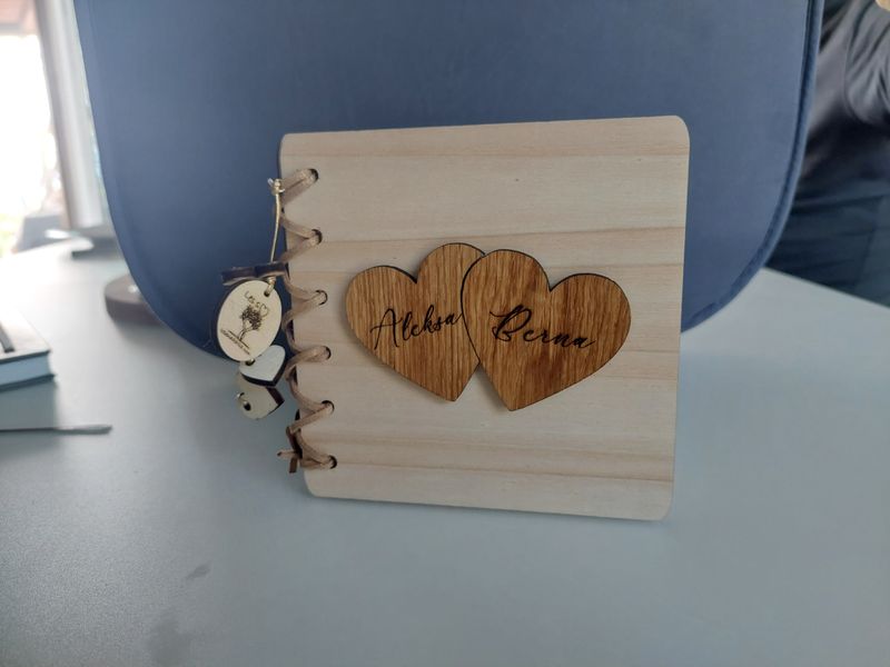 Lesena voščilnica s srcem