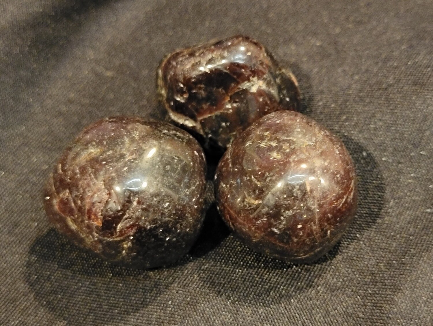 GARNET TUMBLED GEMSTONES / 20-40MM / 1PC