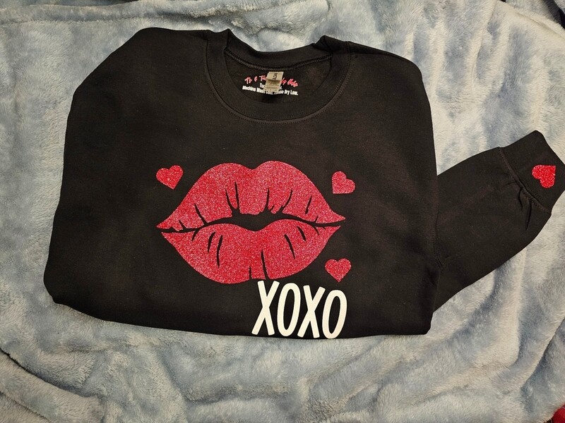 &quot;XOXO Kisses&quot; Valentine&#39;s Crewneck