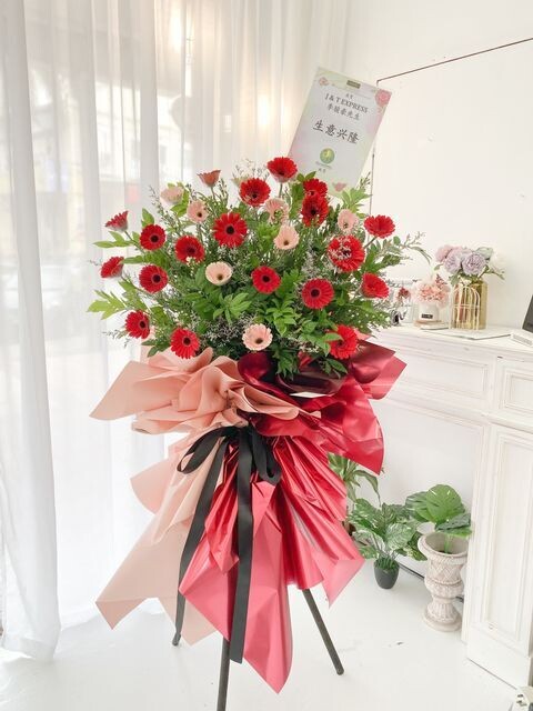 DAISY IN RED FLOWER STAND