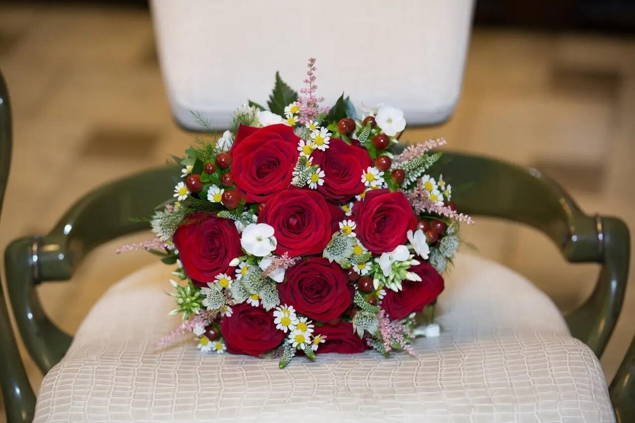 RED ROSE HAND BOUQUET
