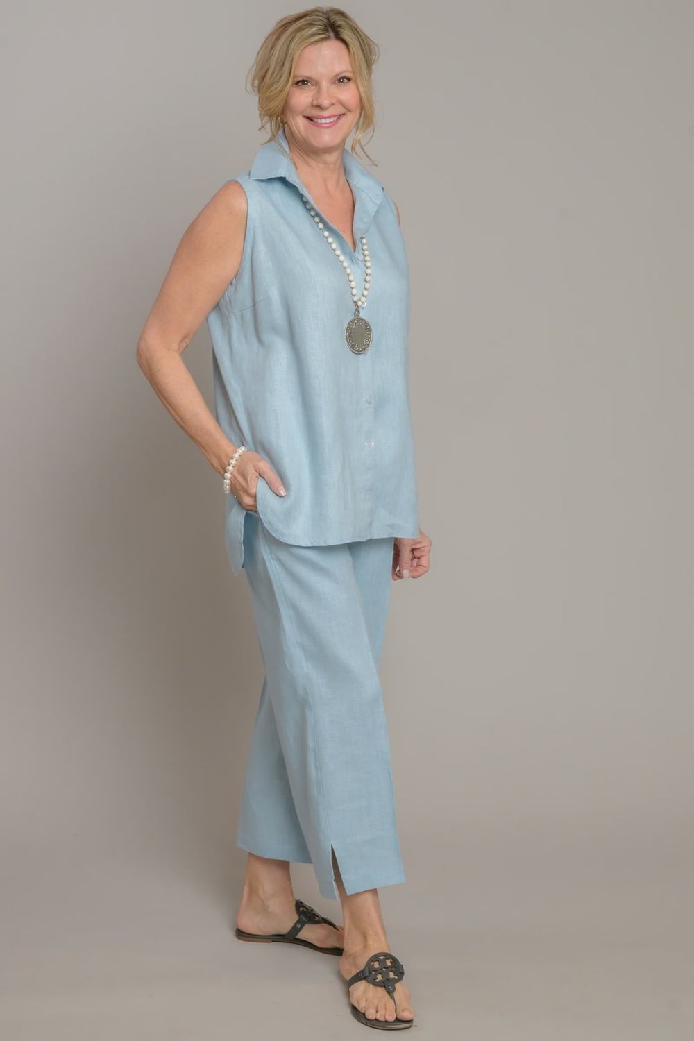 Linen Classic Capri Pants In Light Blue