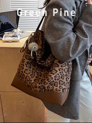 Cartera marrón animal print