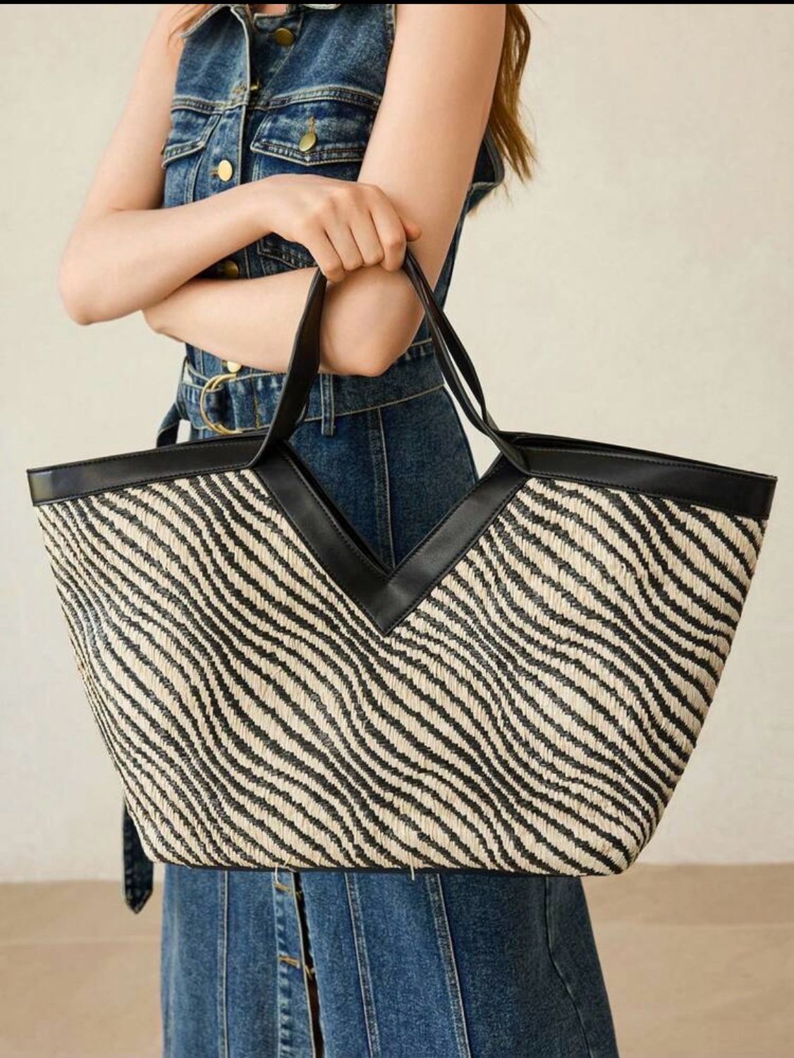 Cartera negra con blanco