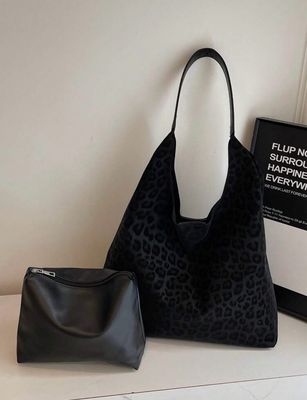 Cartera negra animal print