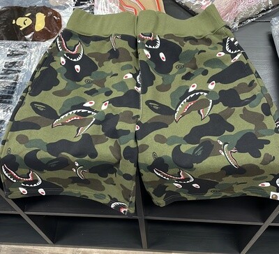 BAPE CAMO SHORTS (M)