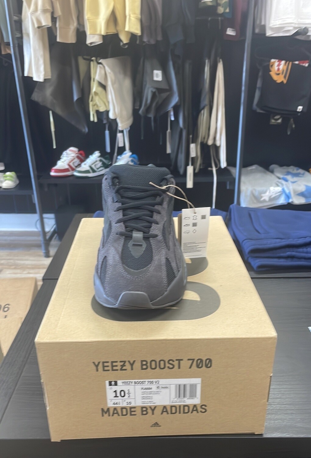 YZY BST 700 V2 VANTA (10.5)
