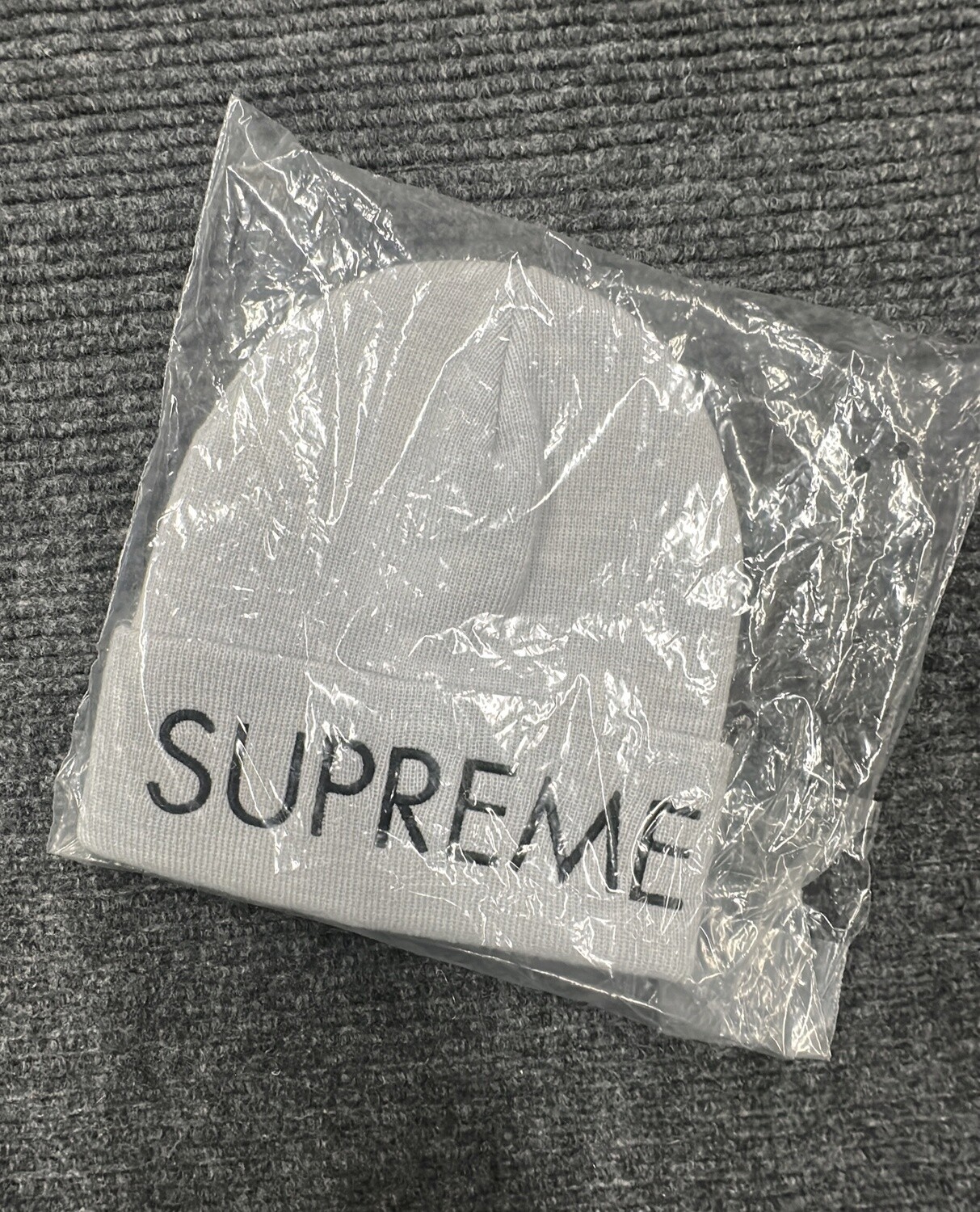 SUPREME CAPITAL GRY BEANIE