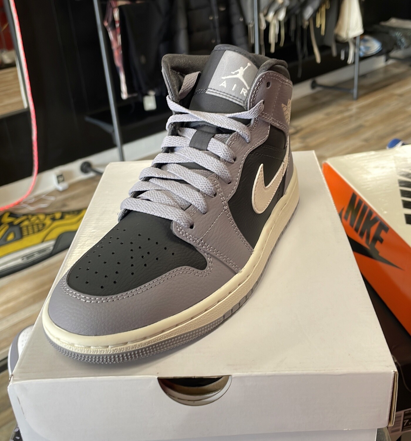 W AJ 1 MID CEMENT GREY (7.5)
