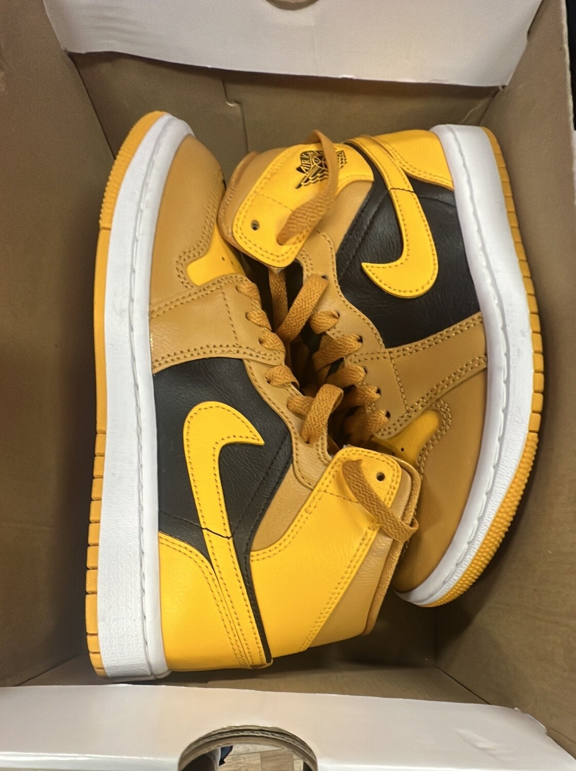 WMNS AIR JORDAN 1 MID (5.5)