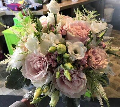 Bouquet de marié roses, freesia et véronica et astibe