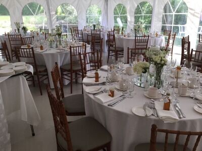Centre de table composé de miroir, vase, bougies flottante et
fleurs (rose blanche, hydrangé et astro):