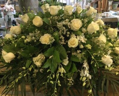 Coussin de cercueil composé d'orchidée blanc, rose blanche et wax flowers