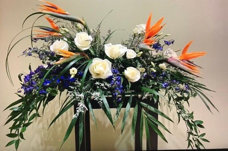 #27 - Porte urne composé d'oiseau du paradis, delphinium et rose blanche