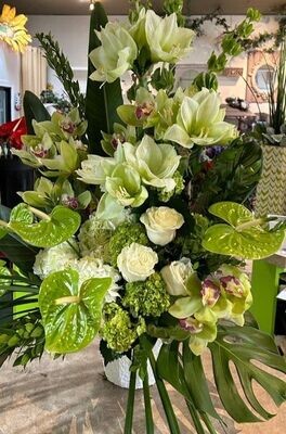 Panier composé d'orchidée vert, anturium vert, rose blanche et hydrangé vert et blanc