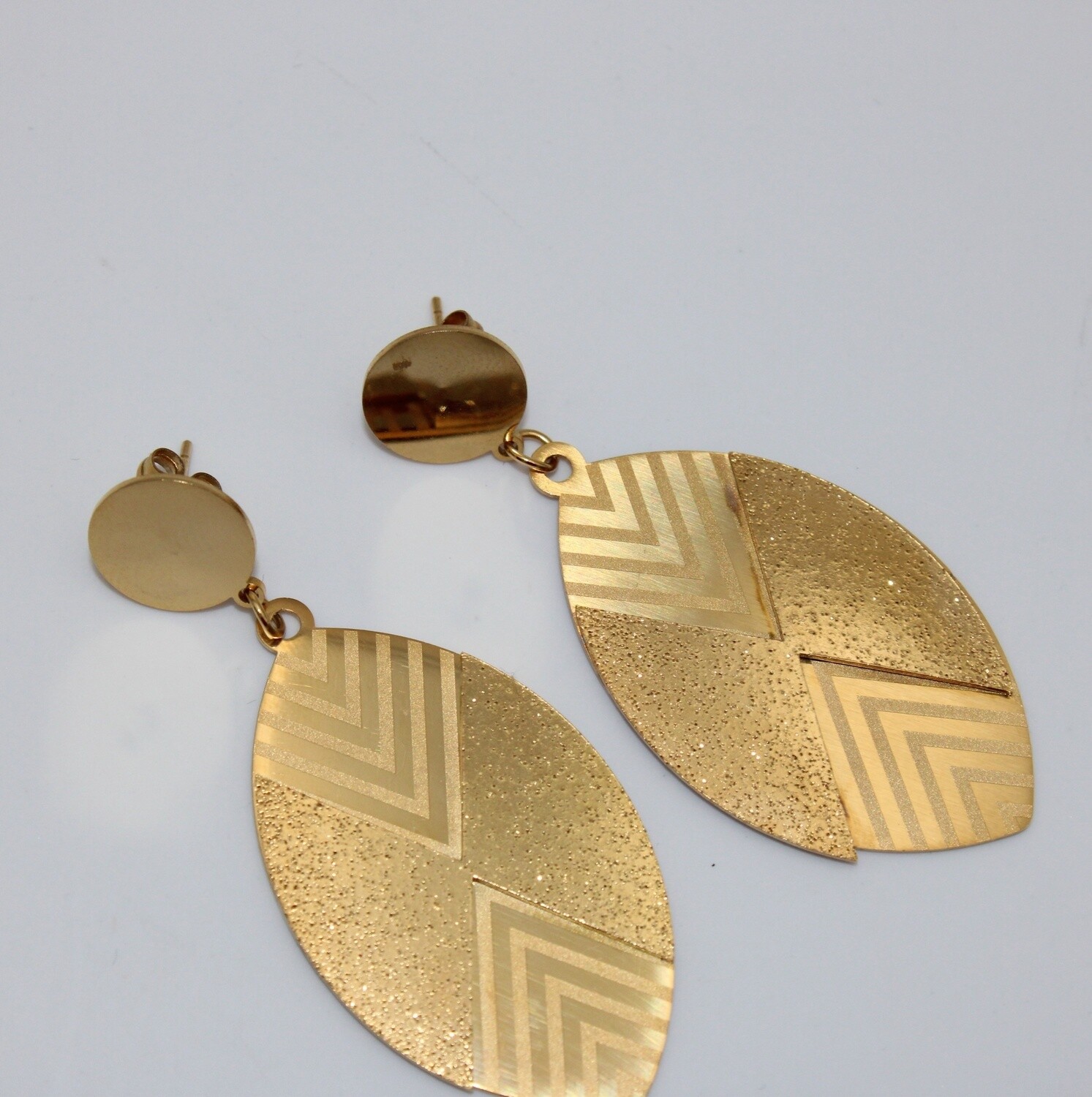 Boucles d&#39;oreilles en acier  .