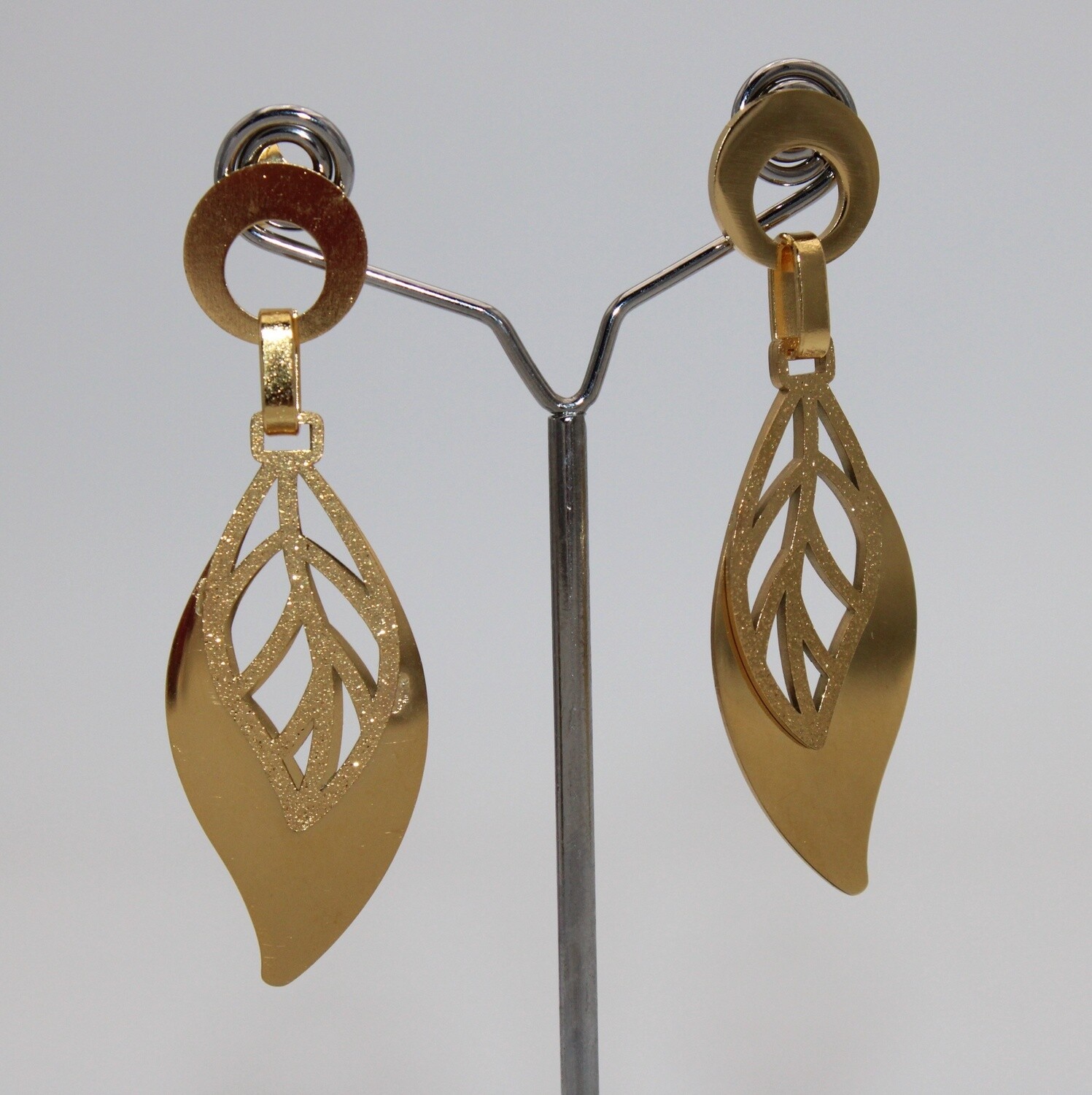 Boucles d&#39;oreilles en acier. .